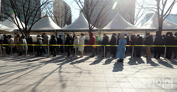 코로나19 확산세가 다시 재행하면서 1주일 연속 더블링 현상이 지속되고 있다. 사진=이태구 기자