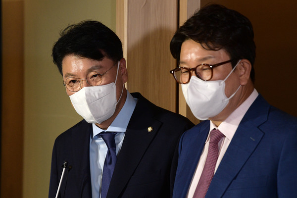 국민의힘 장제원 의원(왼쪽)과 권성동 대표 직무대행 겸 원내대표가 15일 서울 여의도 한 식당에서 오찬 회동을 한 뒤 나서며 취재진 질문에 답하고 있다. / 사진=연합뉴스