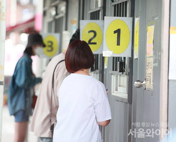 성북구보건소에 설치된 코로나19 선별진료소를 찾은 시민이 코로나 검사를 받기 위해 대기하고 있다. 사진=서울와이어 DB