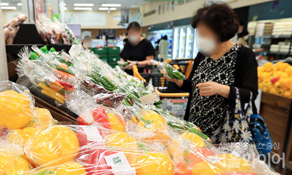 서울 시내 대형마트를 찾은 시민들이 채소를 고르고 있다. 사진=서울와이어 DB