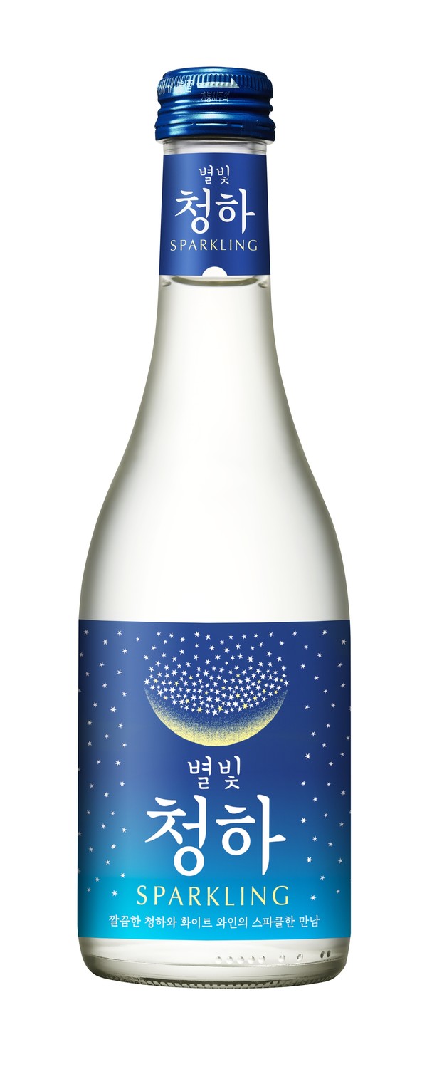 ‘별빛 청하’는 청하에 화이트 와인과 탄산을 블렌딩한 제품이다. 사진=롯데칠성음료 제공