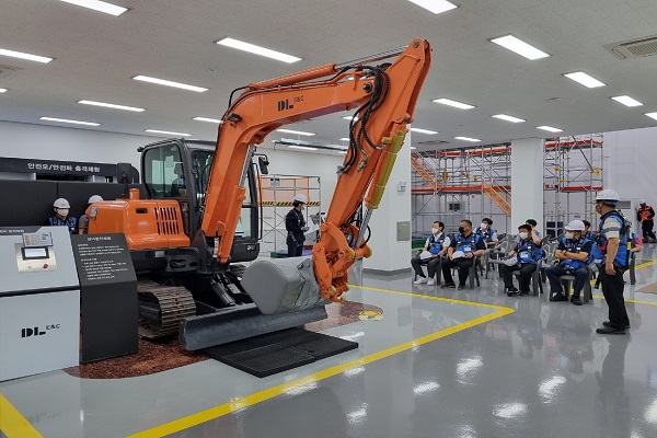 DL이앤씨 협력업체 대표들이 강사의 안내를 받으며 중장비 협착 사고 교육을 받고 있다. 사진=DL이앤씨 제공