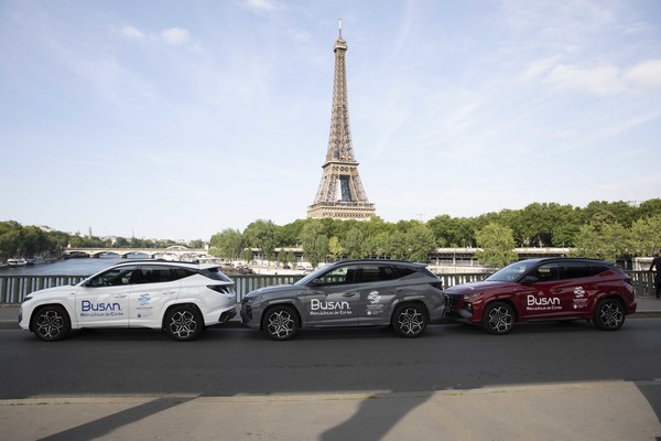 지난달 21일(현지시간)까지 파리에서 개최된 제170차 국제박람회기구(BIE) 총회 기간 중 2030부산세계박람회 로고를 래핑한 현대차 투싼 차량이 파리 거리를 순회하며 부산을 알리고 있다. 사진=현대자동차 제공