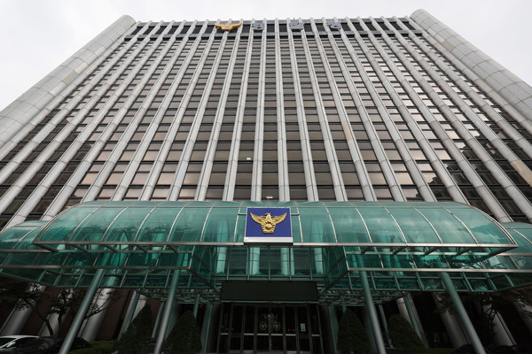 24일 세종남부경찰서에 따르면 이날 오전 1시경 세종시 한 아파트 층 상가 데크에서 자매 사이인 30대, 40대 여성이 숨진 채 발견됐다. 이들이 함께 거주하던 아파트 안에는 자매 중 동생의 초등학생 자녀 2명도 숨져 있었다. 사진=연합뉴스 제공