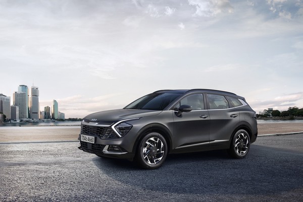 기아가 새롭게 선보인 '2023 스포티지'는 경제성이 뛰어난 LPi 엔진 탑재 모델을 선보이고, 고객들이 선호하는 편의사양을 기본화한 것이 특징이다. 사진=기아 제공