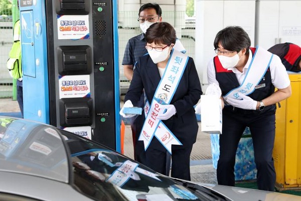 (왼쪽부터) 김진숙 한국도로공사 사장과 이지웅 노조위원장이 운전자에게 안전키트를 나줘주고 있다. 사진=한국도로공사 제공