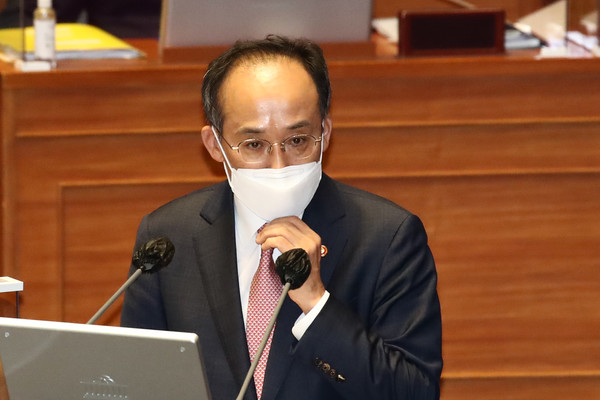 추경호 경제부총리 겸 기획재정부 장관이 지난 26일 국회 대정부 질문에 참석해 정유사에 횡재세를 부과해야 한다는 주장에 부정적인 입장을 밝혔다. 사진=연합뉴스 제공