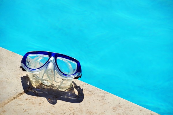 덥고 습한 여름은 세균과 바이러스의 번식이 쉬워 콘택트렌즈 착용에 더욱 주의해야 한다. 특히 물놀이를 할 때 콘택트렌즈를 착용하면 각막에 산소공급을 방해해 눈 건강에 좋지 않다. 사진=김안과병원 제공