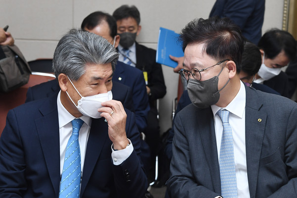 강석훈 산업은행 회장(오른쪽)과 윤종원 기업은행장이 28일 서울 여의도 국회에서 열린 정무위원회 전체회의를 준비하며 대화를 나누고 있다. / 사진=국회사진기자단