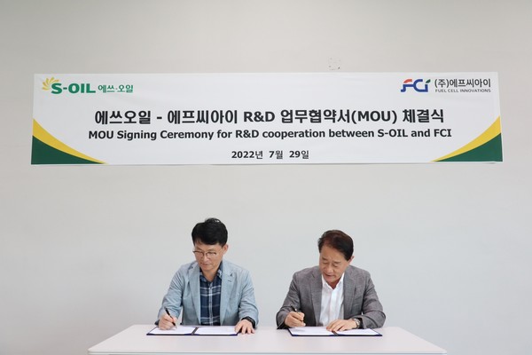 이정익 에쓰오일 전무(왼쪽)와 이태원 FCI 대표가 지난 29일 대전 유성구 FCI 본사에서 열린 기술개발(R&D) 업무협약을 맺고 협약서에 서명하고 있다. 사진=에쓰오일 제공