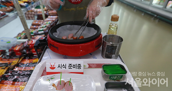 서울시내 대형마트 직원이 시식 음식을 준비하고 있다. 사진=서울와이어 DB