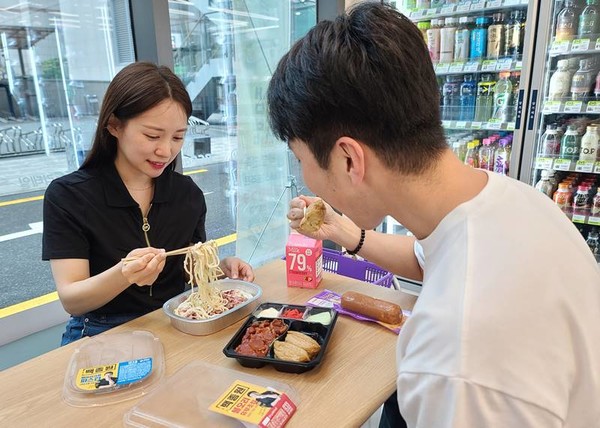 편의점 CU에서 고객들이 도시락을 먹고 있다. 사진=BGF리테일 제공