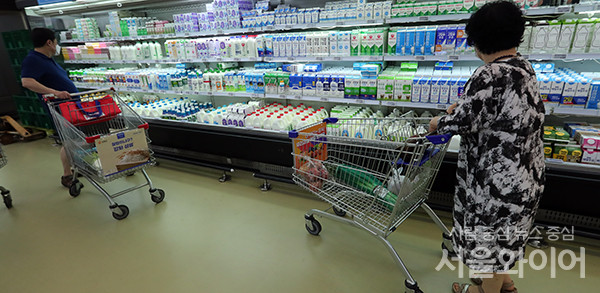 대형마트 우유코너에서 시민들이 제품을 고르고 있다. 사진=서울와이어 DB