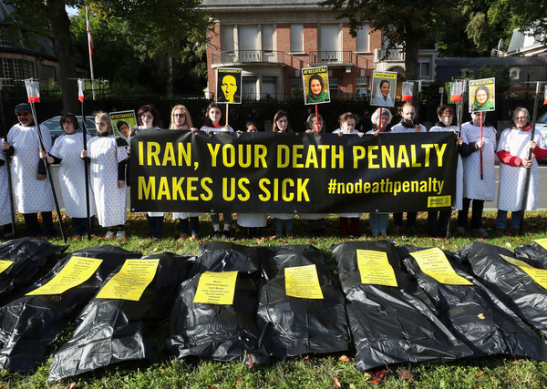 국제엠네스티가 벨기에 이란대사관 앞에서 사형제 폐지 캠페인을 하는 모습 (사진 국제엠네스티 한국지부 사이트에서 갈무리)