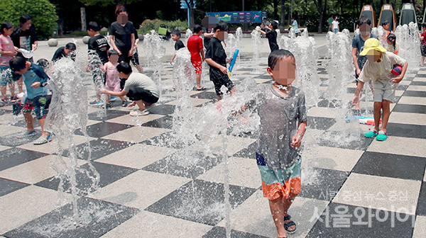 4일 서울 성동구 소재 서울숲에 설치된 분수광장을 찾은 시민이 물놀이를 즐기고 있다.
