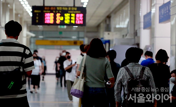 9일 아침 지하철을 이용하는 시민들이 발길을 재촉하고 있다. 사진=이태구 기자