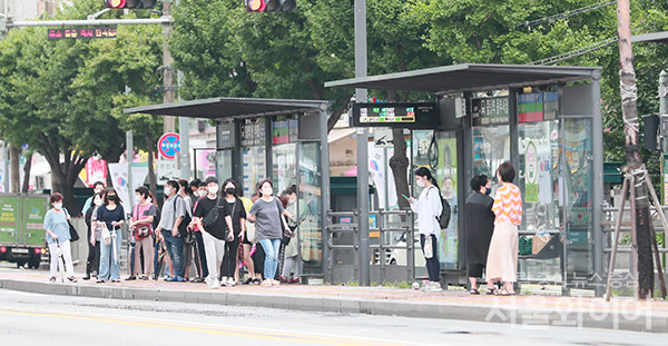 9일 서울 중랑구 버스정류장에서 시민들이 버스를 기다리고 있다.