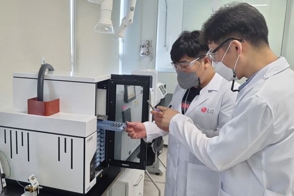 LG전자 직원이 대기오염물질 검사를 하고 있다. 사진=LG전자 제공