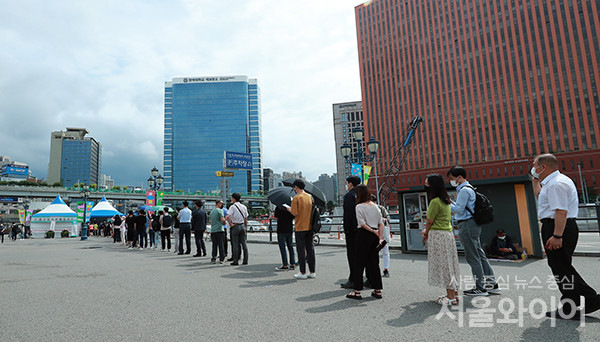 코로나19 신규 확진자가 1212명이 발생한 가운데 7일 오전 서울 중구 서울역광장에 마련된 선별검사소를 찾은 시민들이 검사를 받기위해 대기하고 있다