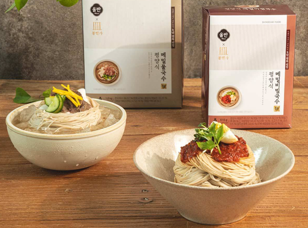 신세계푸드는 여름메뉴로 고급 외식 메뉴를 간편식으로 만드는 RMR을 소개하며, 냉면 전문점 ‘봉밀가’와 협업한 올반X봉밀가 평양식 메밀국수 2종을 제안했다. 사진=신세계푸드 제공
