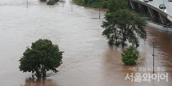 기록적인 폭우로 한강 수위가 상승한 가운데 9일 반포대교에서 바라본 반포 한강공원이 물에 잠겨 있다.