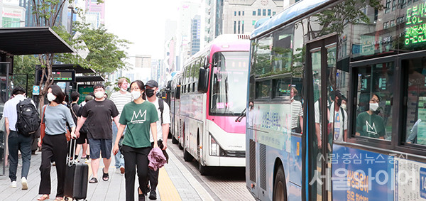 10일 시민들이 대중교통을 이용해 출근을하고 있다.