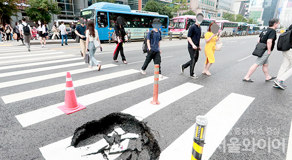 서울 강남 서초 지역에 땅꺼짐 현상이 발생했다.