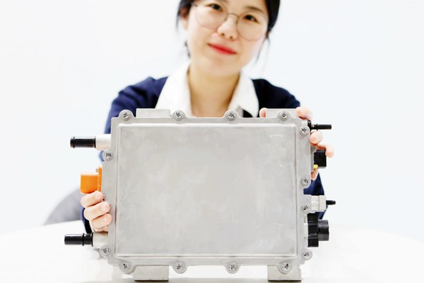 LG이노텍 임직원이 완성차 브랜드 재규어 랜드로버에 공급 중인 DC-DC컨버터 제품을 소개하고 있다. 사진=LG이노텍 제공