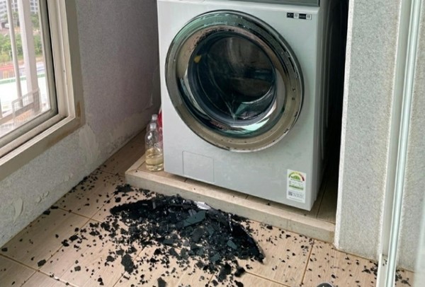 삼성전자 세탁기 유리문이 폭발하는 사고가 또 발생했다. 인천에 사는 A씨는 지난 11일 다용도실에서 빨래 중이던 세탁기가 굉음과 함께 폭발하는 사고를 당했다.  사진=연합뉴스