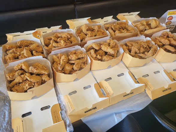 bhc치킨 수원아주대점은 ‘꿈을키우는집’에 매월 약 50만원 상당 치킨과 사이드 메뉴를 전달한다. 사진=bhc 제공