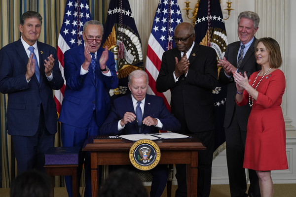 조 바이든 미국 대통령이 지난 16일(현지시간) 워싱턴DC 백악관에서 '인플레이션 감축법'에 서명하고 있다. 사진=연합뉴스