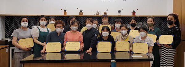 여성 농업인들이 교육 수료 후 기념촬영을 하는 모습 (사진제공 = 함평군)