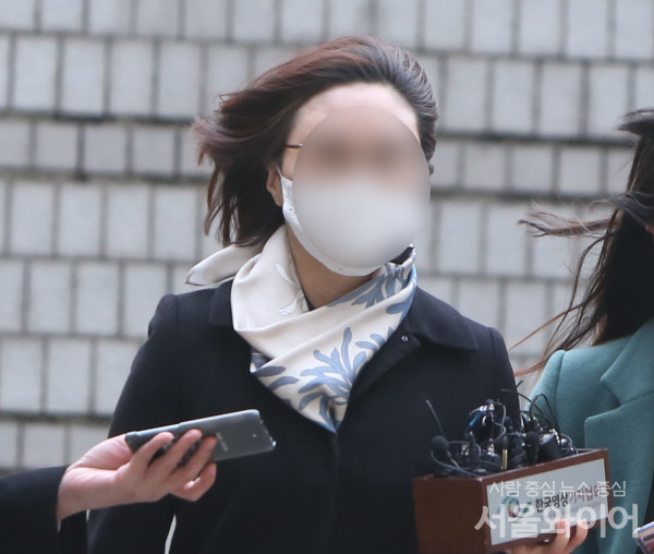 검찰이 자녀 입시비리 등 혐의로 복역 중인 정경심 전 동양대 교수가 건강상 이유로 신청한 형집행정지를 거부했다.