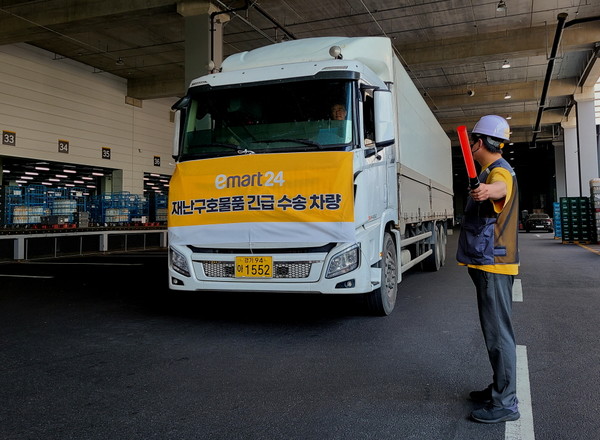 이마트24 구호물품 수송 차량의 모습. 사진=신세계그룹 제공