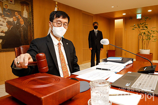 이창용 한국은행 총재가 금통위 본회의에서 의사봉을 두드리고 있다. 사진=공동취재단 제공