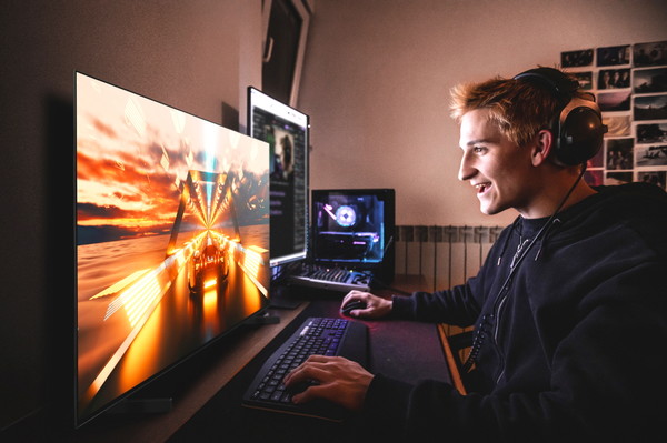 LG전자가 세계 최초로 선보인 42형 올레드 에보로 사용자가 게임을 즐기고 있다. 사진=LG전자 제공