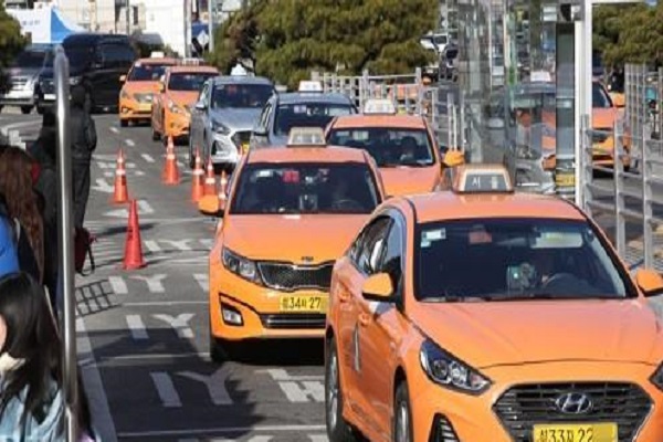 서울시가 다음 달 심야 승차난 해소를 위한 택시요금정책 개선 공청회를 개최한다. 사진=연합뉴스 제공