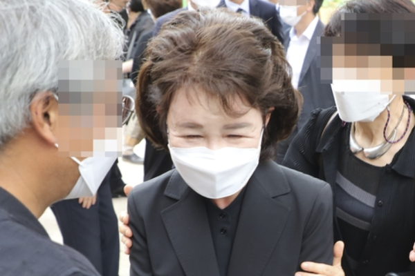 고 박원순 전 서울시장 부인 강난희 씨가 국가인권위원회를 상대로 낸 소송에서 발언 기회를 얻어 "남편의 억울함을 풀어달라"고 호소했다. 사진은 강 씨가 지난해 7월 종로구 조계사에서 열린 박 전 시장 1주기 추모제 후 시민들과 인사하는 모습. 사진=연합뉴스 제공