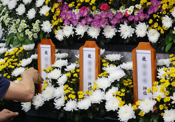 투병 생활과 생활고 끝에 삶을 마감한 ‘수원 세 모녀‘의 빈소가 24일 오후 경기도 수원시 권선구 수원중앙병원 장례식장에 마련됐다. 사진=연합뉴스 제공