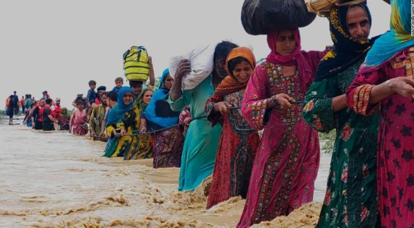 파키스탄에서 물폭탄으로 집을 잃은 주민들이 밧줄을 잡고 하천을 건너고 있다 (CNN 사진 갈무리)