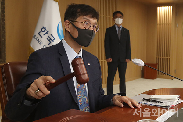 이창용 한은 총재가 금통위 회의를 주제하고 있다.