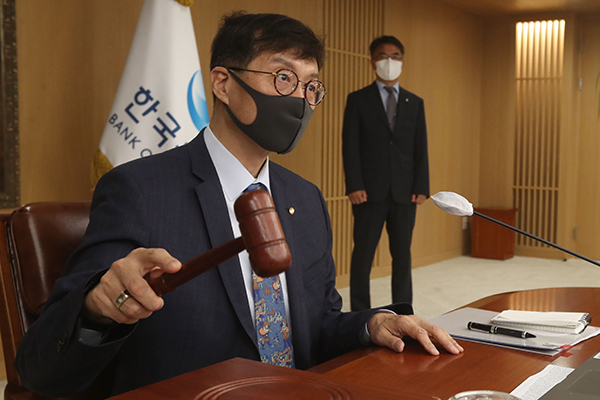 이창용 한국은행 총재가 25일 서울 중구 한은 본관에서 열린 정례회의에 참석해 의사봉을 두드리고 있다. 사진=이태구 기자