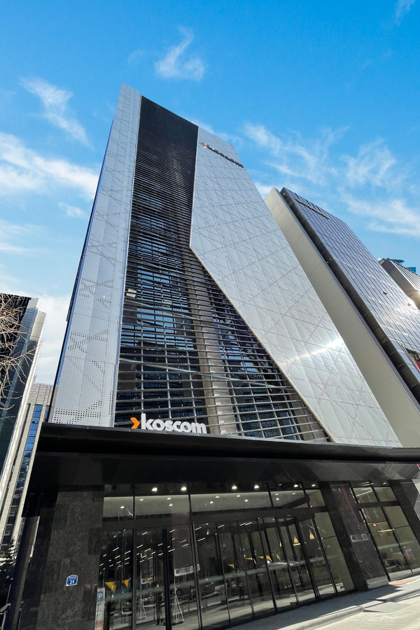 코스콤은 하반기 신입·경력직원 채용을 시작했다고 25일 밝혔다. 코스콤은 공정하고 투명한 채용을 위해 입사지원서에 학교명, 나이, 사진 등을 기재하지 않는 블라인드 채용 방식으로 진행한다. 총 채용인원은 두 자릿수 규모다. 신입직원은 ▲IT ▲HR ▲경영 총 3개 분야, 경력직원은 ▲사내전략 컨설턴트 ▲시설 관리 총 2개 분야에서 모집한다. 사진=코스콤 제공