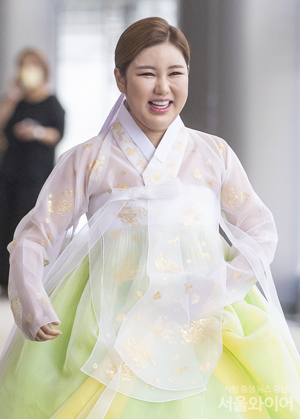 송가인이 행사장으로 입장하고 있다.