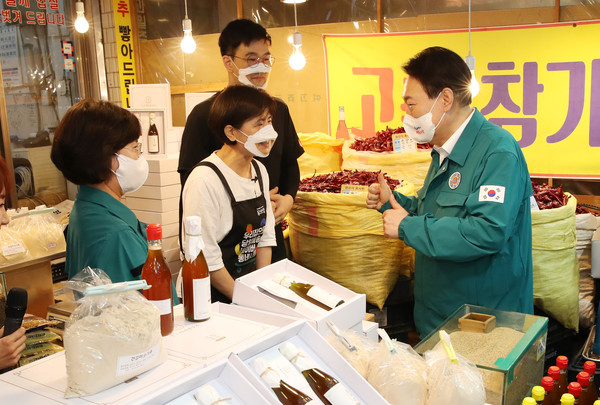 윤석열 대통령이 25일 오전 서울 강동구 암사종합시장을 방문, 라이브 커머스 방송을 참관하고 있다. 사진=연합뉴스 제공