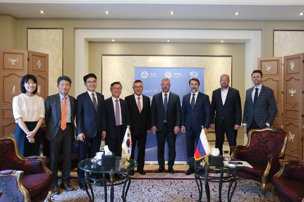 한국수력원자력은 25일(현지시간) 3조원 규모의 이집트 엘다바 원전 건설 프로젝트를 수주했다고 밝혔다. (왼쪽 다섯 번째부터) 황주호 한국수력원자력 사장, 알렉산더 코르차긴 ASE JSC 원전건설담당 부사장, 보리스 아르시예프 로자톰 국제 비즈니스 이사가 계약을 체결한 후 기념촬영을 하고 있다. 사진=한국수력원자력 제공