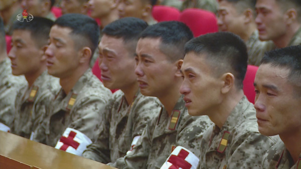 김정은 북한 국무위원장의 연설을 들으며 북한 군인들이 눈물을 흘리고 있다. 사진=연합뉴스 제공