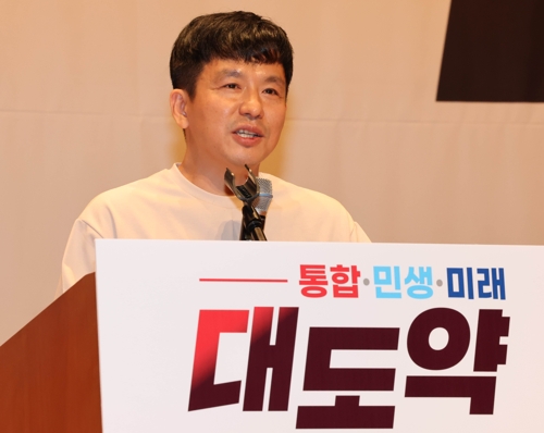 이지성 작가가 25일 열린 국민의힘 연찬회에서 외모지적으로 이어지는 발언을 해 역풍을 맞았다. 사진=연합뉴스