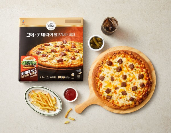 롯데마트는 ‘CJ 고메X롯데리아 불고기버거 피자’를 출시했다. 이번 상품은 피자에 햄버거 토핑을 더한 이색 컬레버레이션이다. 사진=롯데마트 제공