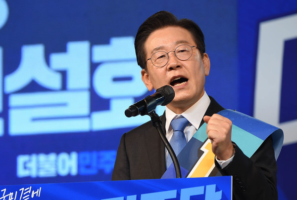 더불어민주당 이재명 당대표 후보가 14일 대전 충무체육관에서 열린 더불어민주당 대전·세종 당 대표·최고위원 후보 합동연설회에서 지지를 호소하고 있다 (사진/연합뉴스)